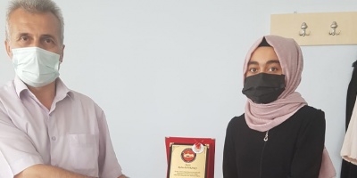 Kur’an-ı Kerim’i Güzel Okuma Türkiye Birincisi Öğrencimize Plaket